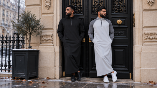 Deux hommes en qamis polaire AWRAH noir et gris devant une porte haussmannienne en hiver