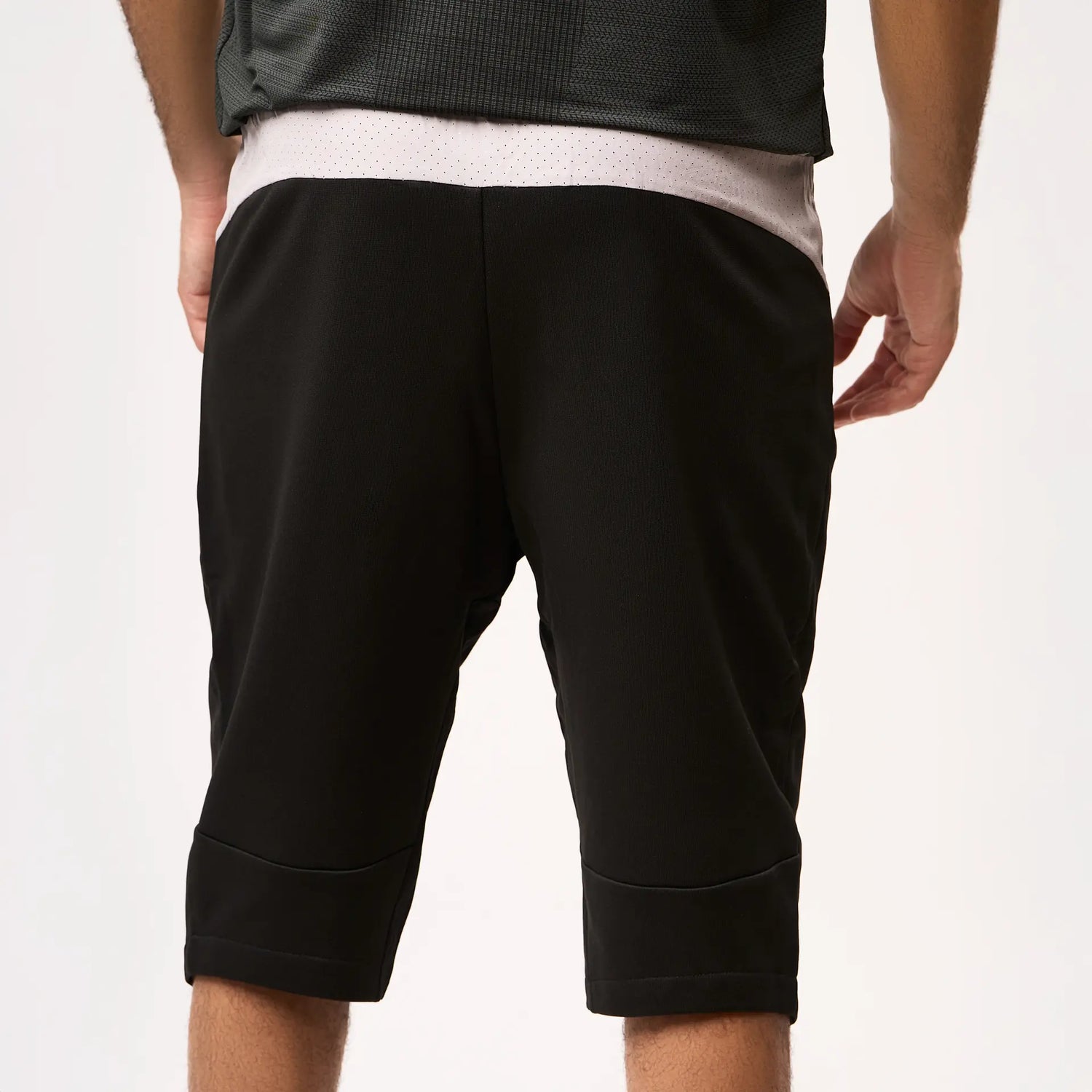 Vue arrière d’un short ClimaDry noir pour homme musulman – coupe longue couvrant la awrah