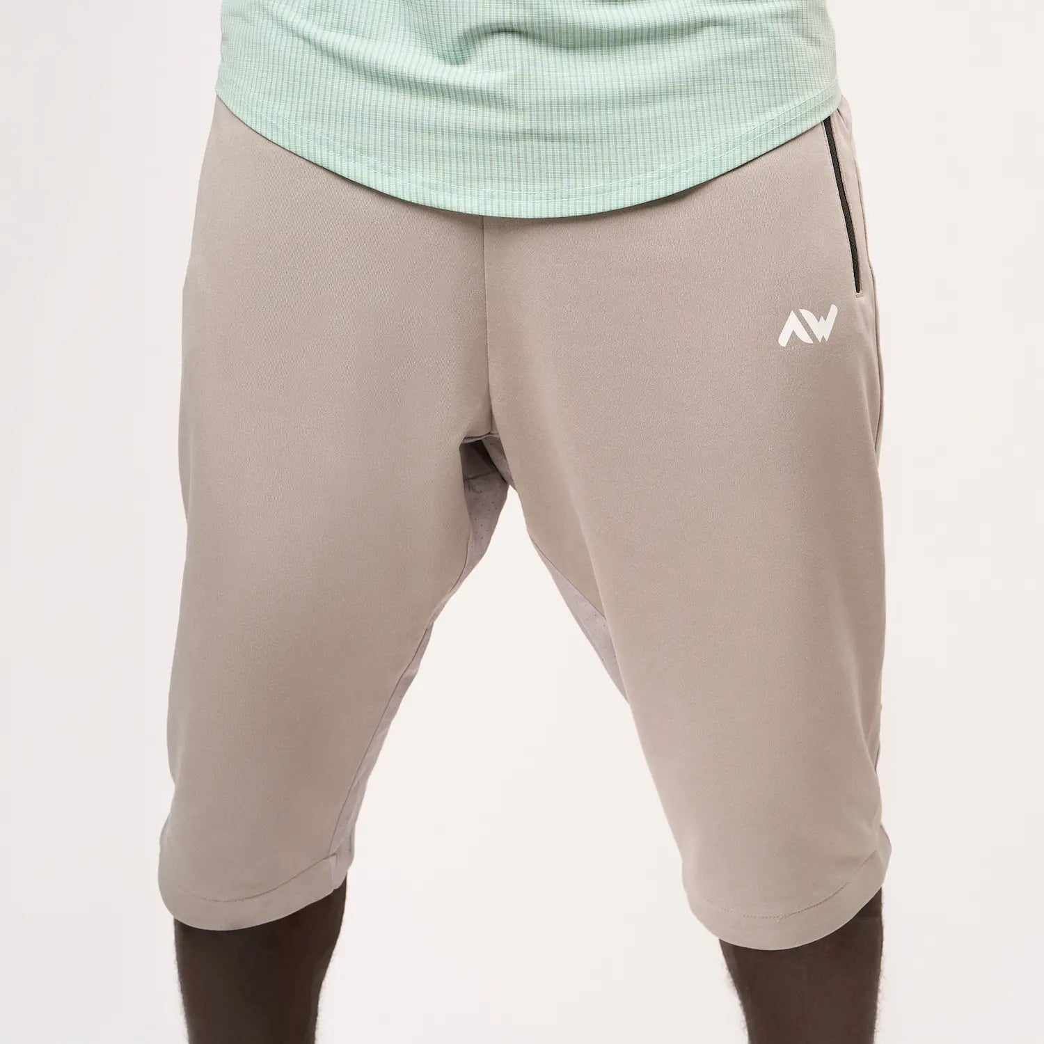 avant d’un short de sport ClimaDry gris pour homme musulman – couvrant la awrah et descendant sous le genou