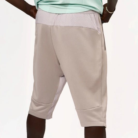 Vue arrière d’un short de sport ClimaDry gris couvrant la awrah, coupe longue pudique