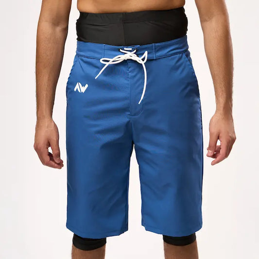 Vue avant du short de bain bleu pour homme musulman – coupe longue couvrant la awrah
