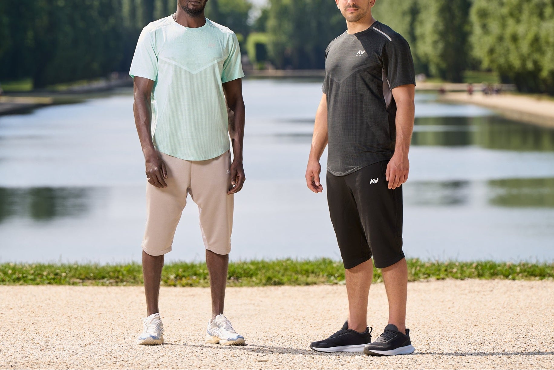 Tenue de sport ClimaDry portée par deux hommes – coupe longue couvrant la awra